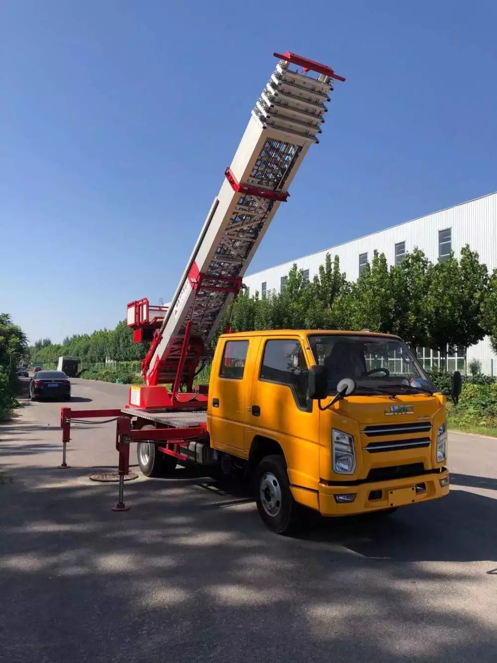 东港附近的云梯车出租服务：轻松解决高空作业需求